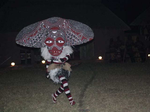 Traditionelle afrikanische Tänzerin mit Maske